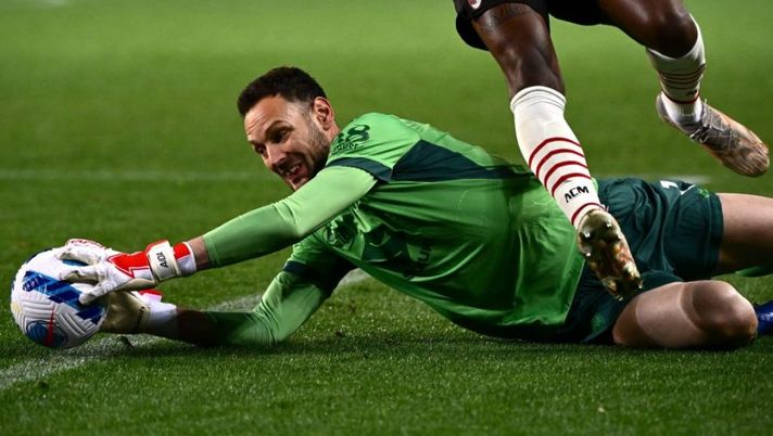 Torinos Albanian goalkeeper Etrit Berisha makes a save during the Italian Serie A football match between Torino and AC Milan at The Olympic Stadium in Turin on April 10, 2022. (Photo by MARCO BERTORELLO / AFP) (Photo by MARCO BERTORELLO/AFP via Getty Images) Agente Berisha: “Sorpresi dalla situazione nel Torino, è un profilo da Salernitana” - immagine 1