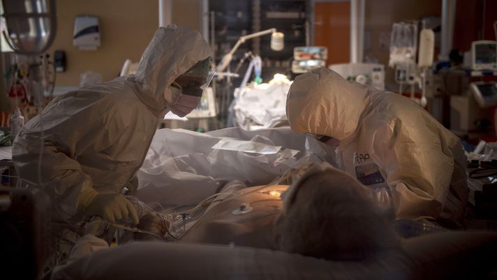 ROME, ITALY - MARCH 26: Doctors treat COVID-19 patients in an intensive care unit at the third Covid 3 Hospital (Istituto clinico CasalPalocco) during the Coronavirus emergency on March 26, 2020, in Rome, Italy. Hospitals in Italy are under increased pressure as they battle to treat those who have contracted COVID-19. The Italian government continues to enforce the nationwide lockdown measures to control the spread of COVID-19. (Photo by Antonio Masiello/Getty Images) ROME, ITALY - MARCH 26: Doctors treat COVID-19 patients in an intensive care unit at the third Covid 3 Hospital (Istituto clinico CasalPalocco) during the Coronavirus emergency on March 26, 2020, in Rome, Italy. Hospitals in Italy are under increased pressure as they battle to treat those who have contracted COVID-19. The Italian government continues to enforce the nationwide lockdown measures to control the spread of COVID-19. (Photo by Antonio Masiello/Getty Images)