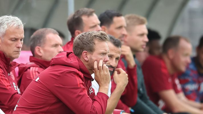 VILLINGEN-SCHWENNINGEN, GERMANY - JULY 17: Julian Nagelsmann Head coach of FC Bayern Muenchen reacts next to Hasan Salihamidzic, Managing Director Sport of FC Bayern Muenchen during a pre-season friendly match between 1. FC Köln and FC Bayern München at MS Technologie-Arena on July 17, 2021 in Villingen-Schwenningen, Germany. (Photo by Christian Kaspar-Bartke/Getty Images) Bayern, crisi aperta. Nagelsmann deluso, Salihamidzic furioso: “Rivoltati come calzini. Così non si vince” - immagine 1