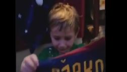Il bambino riceve la maglia di Dzeko e… scoppia a piangere di gioia (VIDEO)