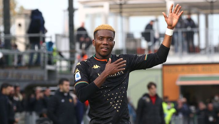 VENICE, ITALY - NOVEMBER 07: David Okereke of Venezia celebrates his team's third goal during the Serie A match between Venezia FC v AS Roma at Stadio Pier Luigi Penzo on November 07, 2021 in Venice, Italy. (Photo by Maurizio Lagana/Getty Images) Da Okereke e Ampadu a Nani, Aramu e Cuisance: dubbi e certezze nel Venezia - immagine 1