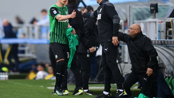 REGGIO NELL'EMILIA, ITALY - MARCH 13: Filip Djuricic of Sassuolo shakes hands with staff members following substituion during the Serie A match between US Sassuolo and Hellas Verona FC at Mapei Stadium - Città del Tricolore on March 13, 2021 in Reggio nell'Emilia, Italy. Sporting stadiums around Italy remain under strict restrictions due to the Coronavirus Pandemic as Government social distancing laws prohibit fans inside venues resulting in games being played behind closed doors. (Photo by Alessandro Sabattini/Getty Images) REGGIO NELL'EMILIA, ITALY - MARCH 13: Filip Djuricic of Sassuolo shakes hands with staff members following substituion during the Serie A match between US Sassuolo and Hellas Verona FC at Mapei Stadium - Città del Tricolore on March 13, 2021 in Reggio nell'Emilia, Italy. Sporting stadiums around Italy remain under strict restrictions due to the Coronavirus Pandemic as Government social distancing laws prohibit fans inside venues resulting in games being played behind closed doors. (Photo by Alessandro Sabattini/Getty Images)