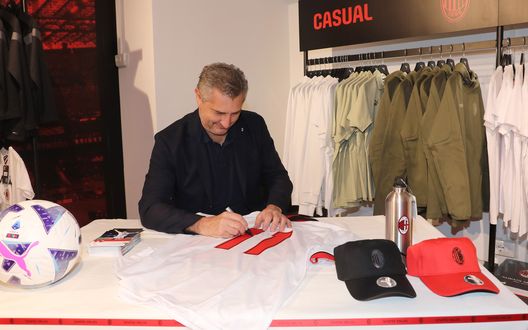 Milan, inaugurato un nuovo store alla stazione centrale di Milano | News (foto acmilan)