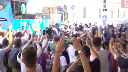 VIDEO Europei, arriva il Frecciarossa azzurro: tifosi in delirio a Roma Termini