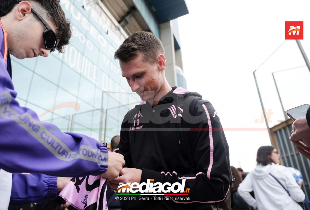 FOTO Cagliari-Palermo, i Rosanero in partenza dal “Renzo Barbera” (GALLERY) - immagine 31