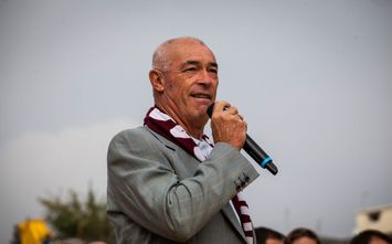 Paolo Pulici al Filadelfia con la sciarpa del Torino Calcio