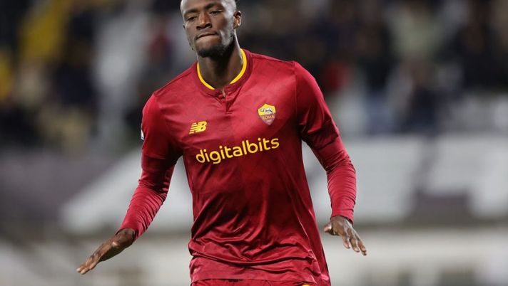 LA SPEZIA, ITALY - JANUARY 22: Kevin Oghenetega Tamaraebi Bakumo-Abraham known as Tammy Abraham of AS Roma celebrates after scoring a goal during the Serie A match between Spezia Calcio and AS Roma at Stadio Alberto Picco on January 22, 2023 in La Spezia, Italy. (Photo by Gabriele Maltinti/Getty Images) CorSport: “Cambiano le gerarchie in casa Roma, la possibile gestione fra Abraham e Belotti” - immagine 1