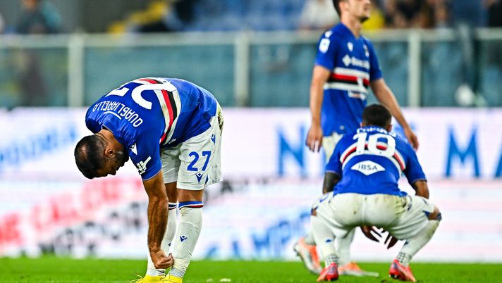 GENOA, ITALY - OCTOBER 17: Fabio Quagliarella of Sampdoria (L) reacts with disappointment after the Serie A match between UC Sampdoria and AS Roma at Stadio Luigi Ferraris on October 17, 2022 in Genoa, Italy. (Photo by Simone Arveda/Getty Images) Ex viola, il ginocchio di Quagliarella fa crac: c’è lesione, carriera finita? - immagine 1
