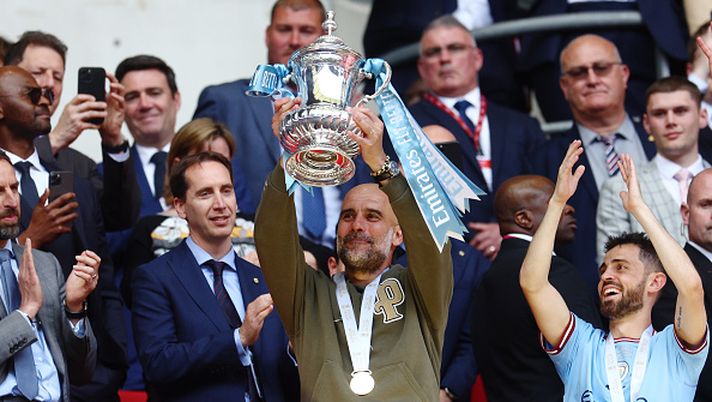 LONDON, ENGLAND - JUNE 03: Pep Guardiola, Manager of Manchester City, lifts the FA Cup Trophy after the team's victory during the Emirates FA Cup Final between Manchester City and Manchester United at Wembley Stadium on June 03, 2023 in London, England. (Photo by Clive Rose/Getty Images) Una felpa? Ma come si è vestito Pep per la finale derby di FA Cup a Wembley? - immagine 1