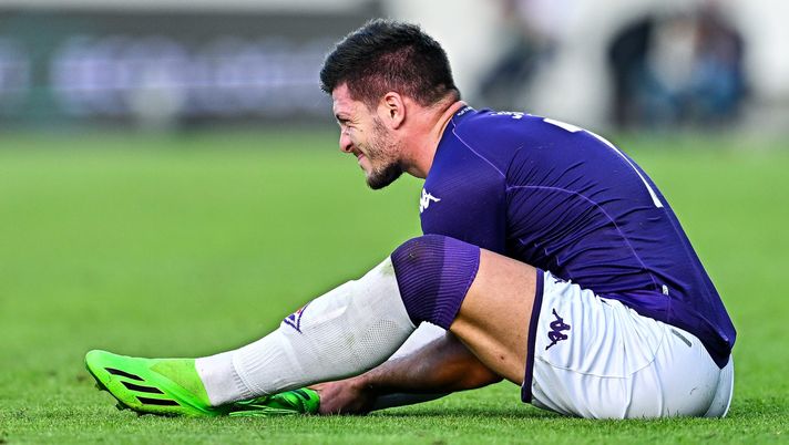 LA SPEZIA, ITALY - OCTOBER 30: Luka Jovic of Fiorentina lies on the pitch after suffering an injury during the Serie A match between Spezia Calcio and ACF Fiorentina at Stadio Alberto Picco on October 30, 2022 in La Spezia, Italy. (Photo by Simone Arveda/Getty Images) Jovic