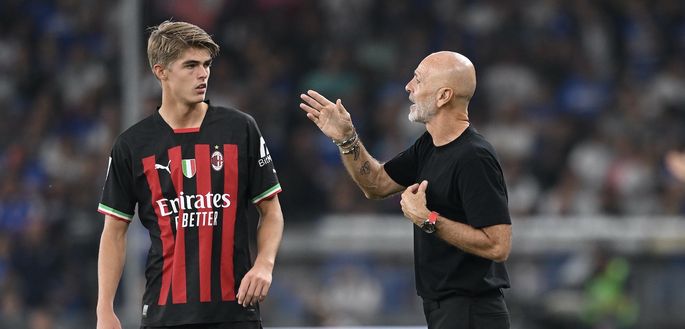 Charles De Ketelaere (Attaccante AC Milan) a colloquio con il tecnico rossonero Stefano Pioli durante Sampdoria-Milan 1-2 (Serie A 2022-2023) | News (Getty Images) De Ketelaere Pioli AC Milan Sampdoria-Milan 1-2 Serie A 2022-2023