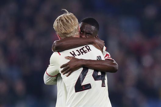 Simon Kjaer e Fikayo Tomori. Simon Kjaer e Fikayo Tomori.