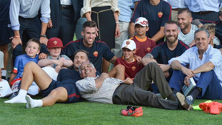 CAMBRIDGE, MA - JULY 26: AS Roma President James Pallotta (R) with AS Roma captain Francesco Totti during an AS Roma training at Ohiri Field on July 26, 2016 in Cambridge, Massachusetts. (Photo by Luciano Rossi/AS Roma via Getty Images) CAMBRIDGE, MA - JULY 26: AS Roma President James Pallotta (R) with AS Roma captain Francesco Totti during an AS Roma training at Ohiri Field on July 26, 2016 in Cambridge, Massachusetts. (Photo by Luciano Rossi/AS Roma via Getty Images)