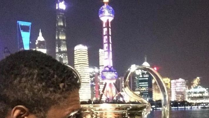 Clarence Seedorf bacia la Champions League in Cina (credits: Official Clarence Seedorf Instagram account) 