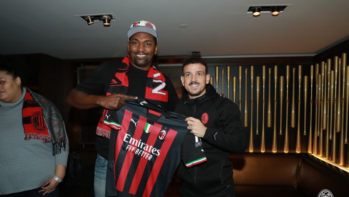 Metta World Peace, ex giocatore della NBA con Alessandro Florenzi (difensore AC Milan) al Milan Club New York ieri sera | News (Getty Images) Metta World Peace Florenzi AC Milan