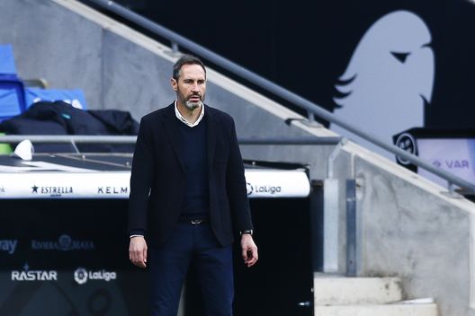 BARCELONA, SPAIN - MAY 23: Vicente Moreno, coach of RCD Espanyol follows the match during the Liga Smartbank match betwen RCD Espanyol de Barcelona and CD Tenerife at RCDE Stadium on May 23, 2021 in Barcelona, Spain. (Photo by Eric Alonso/Getty Images) BARCELONA, SPAIN - MAY 23: Vicente Moreno, coach of RCD Espanyol follows the match during the Liga Smartbank match betwen RCD Espanyol de Barcelona and CD Tenerife at RCDE Stadium on May 23, 2021 in Barcelona, Spain. (Photo by Eric Alonso/Getty Images)