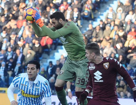  FERRARA, ITALY - DECEMBER 23: Salvatore Sirigu goalkeeper of Torino FC saves his goal during the serie A match betweenSpal and Torino FC at Stadio Paolo Mazza on December 23, 2017 in Ferrara, Italy. (Photo by Mario Carlini / Iguana Press/Getty Images) 