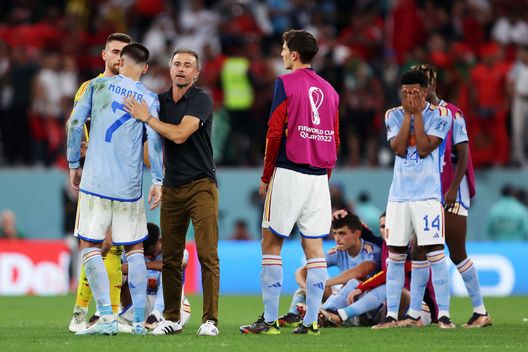 AL RAYYAN, QATAR - DECEMBER 06: Luis Enrique and Alvaro Morata of Spain look dejected after their sides' elimination from the tournament during the FIFA World Cup Qatar 2022 Round of 16 match between Morocco and Spain at Education City Stadium on December 06, 2022 in Al Rayyan, Qatar. (Photo by Julian Finney/Getty Images) Spagna, eliminazione che non sorprende: solo tre vittorie ai mondiali dopo il 2010 - immagine 1