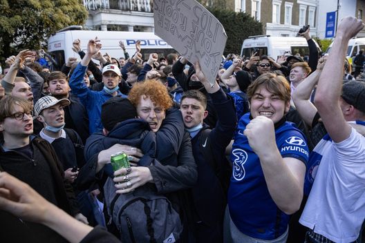 LONDON, ENGLAND - APRIL 20: Chelsea Football Club fans celebrate outside the team's Stamford Bridge stadium on April 20, 2021 in London, England, after it was announced that Chelsea Football Club would seek to withdraw from the new European Super League. Six English premier league teams had announced they were part of plans for a breakaway European Super League. Arsenal, Manchester United, Manchester City, Liverpool, Chelsea and Tottenham Hotspur will join 12 other European teams in a closed league similar to that of the NFL American Football League. In a statement released last night, the new competition "is intended to commence as soon as practicable" potentially in August. (Photo by Rob Pinney/Getty Images) LONDON, ENGLAND - APRIL 20: Chelsea Football Club fans celebrate outside the team's Stamford Bridge stadium on April 20, 2021 in London, England, after it was announced that Chelsea Football Club would seek to withdraw from the new European Super League. Six English premier league teams had announced they were part of plans for a breakaway European Super League. Arsenal, Manchester United, Manchester City, Liverpool, Chelsea and Tottenham Hotspur will join 12 other European teams in a closed league similar to that of the NFL American Football League. In a statement released last night, the new competition "is intended to commence as soon as practicable" potentially in August. (Photo by Rob Pinney/Getty Images)