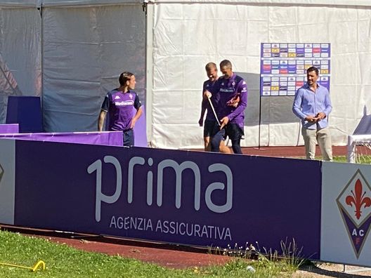 FOTO VN – Burdisso a colloquio con Lirola prima dell’allenamento FOTO VN – Burdisso a colloquio con Lirola prima dell’allenamento