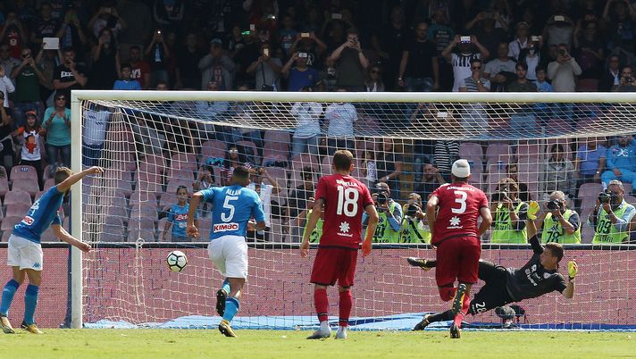NAPLES, ITALY - OCTOBER 01: Dries Mertens (L) of SSC Napoli scores his team's second goal during the Serie A match between SSC Napoli and Cagliari Calcio at Stadio San Paolo on October 1, 2017 in Naples, Italy.  (Photo by Francesco Pecoraro/Getty Images) 