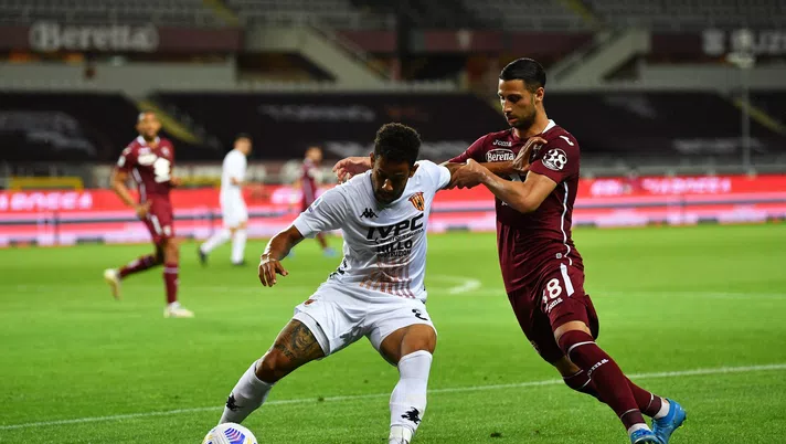 TURIN, ITALY - MAY 23: Andres Tello of Benevento Calcio battles for possession with Rolando Mandragora of Torino FC during the Serie A match between Torino FC v Benevento Calcio at Olimpico Stadium on May 23, 2021 in Turin, Italy. Sporting stadiums around Italy remain under strict restrictions due to the Coronavirus Pandemic as Government social distancing laws prohibit fans inside venues resulting in games being played behind closed doors.  (Photo by Valerio Pennicino/Getty Images)