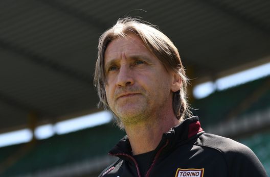  VERONA, ITALY - MAY 09: Davide Nicola head coach of Torino FC looks on prior to the Serie A match between Hellas Verona FC and Torino FC at Stadio Marcantonio Bentegodi on May 09, 2021 in Verona, Italy. Sporting stadiums around Italy remain under strict restrictions due to the Coronavirus Pandemic as Government social distancing laws prohibit fans inside venues resulting in games being played behind closed doors. (Photo by Alessandro Sabattini/Getty Images) 