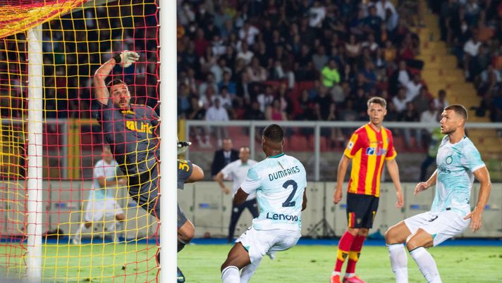 LECCE, ITALY - AUGUST 13: Denzel Dumfries of FC Internazionale scores 1-2 goal during the Serie A match between US Lecce and FC Internazionale at Stadio Via del Mare on August 13, 2022 in Lecce, Italy. (Photo by Ivan Romano/Getty Images) I cambi, i cambi e poi il VAR… - immagine 1