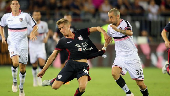 CAGLIARI, ITALY - AUGUST 12: Filippo Romagna of Cagliari in contrast with Ilija Nestrorovski of Palermoduring the Coppa Italia match between Cagliari Calcio and US Citta di Palermo at on August 12, 2018 in cagliari, Italy. (Photo by Enrico Locci/Getty Images) Isole da derby, Sardegna e Sicilia: torna la classica Cagliari-Palermo - immagine 1