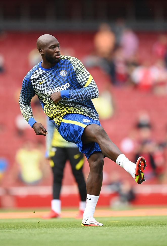 LONDON, ENGLAND - AUGUST 22: Romelu Lukaku of Chelsea warms up prior to the Premier League match between Arsenal and Chelsea at Emirates Stadium on August 22, 2021 in London, England. (Photo by Michael Regan/Getty Images) LONDON, ENGLAND - AUGUST 22: Romelu Lukaku of Chelsea warms up prior to the Premier League match between Arsenal and Chelsea at Emirates Stadium on August 22, 2021 in London, England. (Photo by Michael Regan/Getty Images)