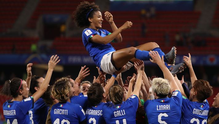 VALENCIENNES, FRANCE - JUNE 18: Sara Gama of Italy is thrown in the air by her teammates following the 2019 FIFA Women's World Cup France group C match between Italy and Brazil at Stade du Hainaut on June 18, 2019 in Valenciennes, France. (Photo by Robert Cianflone/Getty Images)  VALENCIENNES, FRANCE - JUNE 18: Sara Gama of Italy is thrown in the air by her teammates following the 2019 FIFA Women's World Cup France group C match between Italy and Brazil at Stade du Hainaut on June 18, 2019 in Valenciennes, France. (Photo by Robert Cianflone/Getty Images)