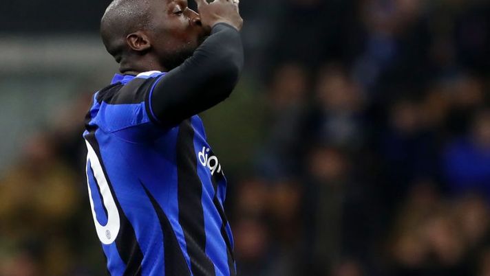 MILAN, ITALY - FEBRUARY 18: Romelu Lukaku of FC Internazionale celebrates after scoring the team's first goal from a penalty kick during the Serie A match between FC Internazionale and Udinese Calcio at Stadio Giuseppe Meazza on February 18, 2023 in Milan, Italy. (Photo by Marco Luzzani/Getty Images) Voti fantacalcio: Lukaku come Lautaro, super Mkhitaryan! Bene Pereyra e Barella - immagine 1