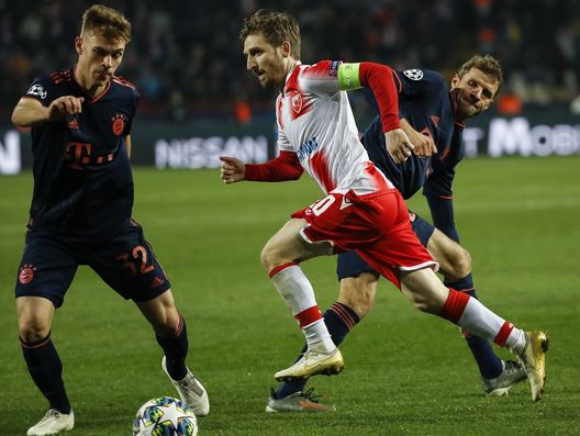 BELGRADE, SERBIA - NOVEMBER 26: Marko Marin (C) of Crvena Zvezda in action against Joshua Kimmich (L) and Thomas Muller (R) of Bayern Muenchen during the UEFA Champions League group B match between Crvena Zvezda and Bayern Muenchen at Rajko Mitic Stadium on November 26, 2019 in Belgrade, Serbia. (Photo by Srdjan Stevanovic/Getty Images) Barcellona, Amrabat si raffredda? Nuovo nome per il centrocampo- immagine 2