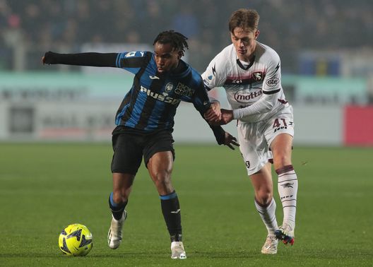 BERGAMO, ITALY - JANUARY 15: Ademola Lookman of Atalanta BC competes for the ball with Hans Nicolussi Caviglia of US Salernitana during the Serie A match between Atalanta BC and Salernitana at Gewiss Stadium on January 15, 2023 in Bergamo, Italy. (Photo by Emilio Andreoli/Getty Images) Salernitana