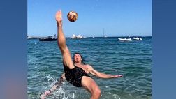 Milan, Ibrahimovic è in gran forma: rovesciata da urlo in spiaggia | Video