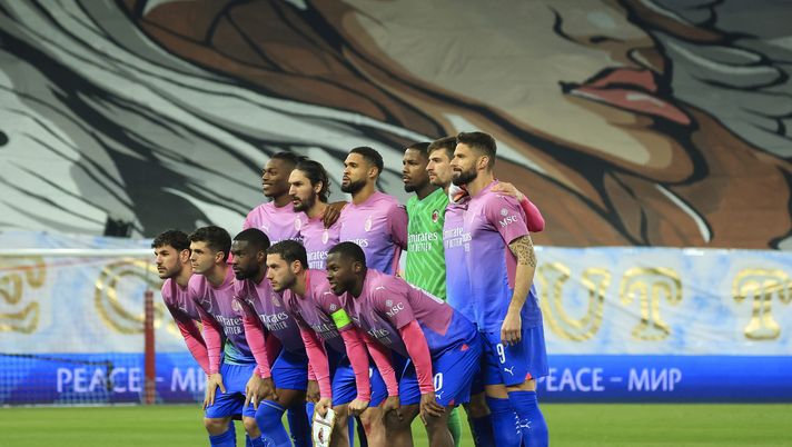 PRAGUE, CZECH REPUBLIC - MARCH 14: The AC Milan starting eleven line up for a team photo prior to kick off in the UEFA Europa League 2023/24 round of 16 second leg match between Slavia Praha and AC Milan at Eden Arena on March 14, 2024 in Prague, Czech Republic. (Photo by Giuseppe Cottini/AC Milan via Getty Images) RIVIVI IL LIVE | Slavia-Milan 1-3: tris rossonero e qualificazione in tasca - immagine 1