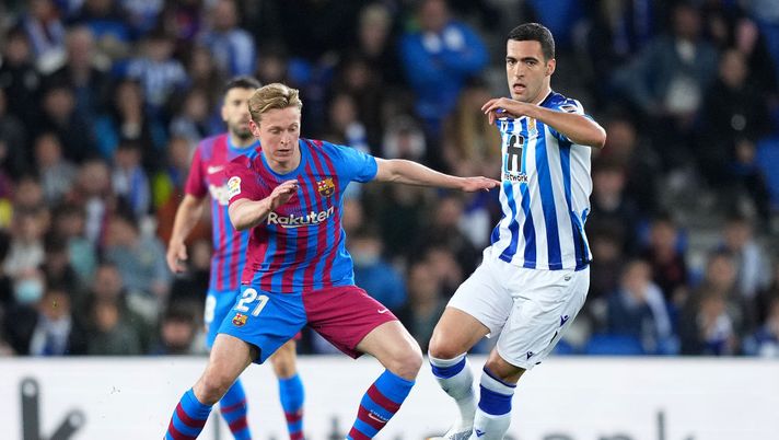 SAN SEBASTIAN, SPAIN - APRIL 21: Frenkie de Jong of FC Barcelona battles for possession with Mikel Merino of Real Sociedad during the LaLiga Santander match between Real Sociedad and FC Barcelona at Reale Arena on April 21, 2022 in San Sebastian, Spain. (Photo by Juan Manuel Serrano Arce/Getty Images) Rio Ferdinand: “United prendi Frenkie De Jong, uno così non ce l’hai da troppo tempo…” - immagine 1