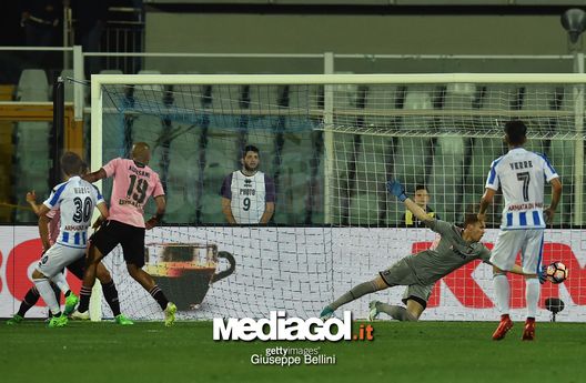PESCARA, ITALY - MAY 22: Robert Muric (L) of Pescara Calcio scores the opening goal during the Serie A match between Pescara Calcio and US Citta di Palermo at Adriatico Stadium on May 22, 2017 in Pescara, Italy. (Photo by Giuseppe Bellini/Getty Images) PESCARA, ITALY - MAY 22: Robert Muric (L) of Pescara Calcio scores the opening goal during the Serie A match between Pescara Calcio and US Citta di Palermo at Adriatico Stadium on May 22, 2017 in Pescara, Italy. (Photo by Giuseppe Bellini/Getty Images)