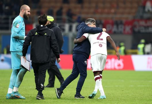 MILAN, ITALY - JANUARY 11: Ivan Juric, Head Coach of Torino FC, celebrates with Brian Bayeye of Torino FC following victory in the Coppa Italia match between AC Milan and Torino FC at Stadio Giuseppe Meazza on January 11, 2023 in Milan, Italy. (Photo by Marco Luzzani/Getty Images) A San Siro il capolavoro è anche di Juric: con i cambi sistema un Toro in dieci- immagine 2