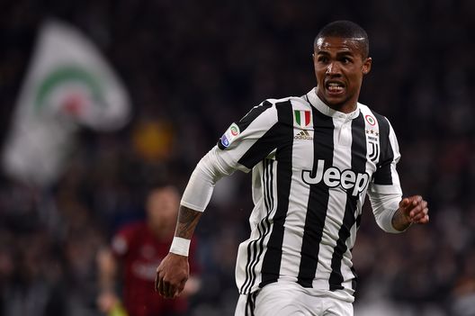 TURIN, ITALY - MARCH 31: Douglas Costa of Juventus in action during the serie A match between Juventus and AC Milan at Allianz Stadium on March 31, 2018 in Turin, Italy. (Photo by Tullio M. Puglia/Getty Images ) TURIN, ITALY - MARCH 31: Douglas Costa of Juventus in action during the serie A match between Juventus and AC Milan at Allianz Stadium on March 31, 2018 in Turin, Italy. (Photo by Tullio M. Puglia/Getty Images )
