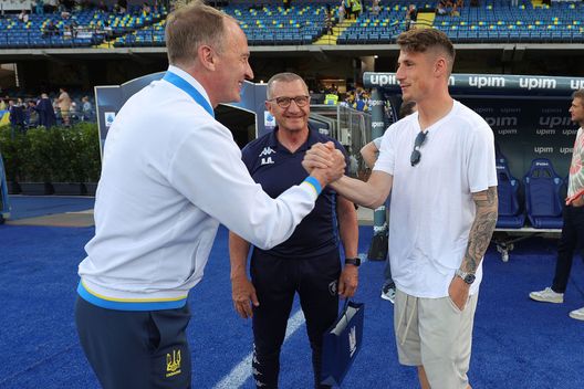 EMPOLI, ITALY - MAY 17: Oleksandr Petrakov manager of Ukraine, Aurelio Andreazzoli manager of Empoli FC (C) and Andrea Pinamonti of Empoli FC during the International friandly match between Empoli FC and Ukraine at Stadio Carlo Castellani on May 12, 2022 in Empoli, Italy. (Photo by Gabriele Maltinti/Getty Images) Empoli – Ucraina 1-3 ma vince la solidarietà- immagine 2