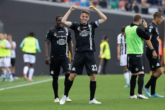 UDINE, ITALY - MAY 14: Giulio Maggiore of Spezia Calcio during the Serie A match between Udinese Calcio and Spezia Calcio at Dacia Arena on May 14, 2022 in Udine, Italy. (Photo by Emmanuele Ciancaglini/Getty Images) ‘Linea verde’ Fiorentina: Fagioli, Maggiore e le altre idee in mezzo- immagine 2