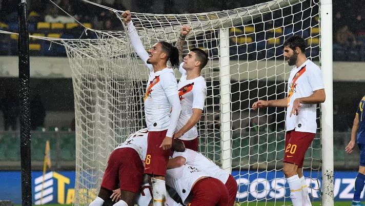 VERONA, ITALY - DECEMBER 01: Henrikh Mkhitaryan of As Roma celebrates after scoring the 1-3 goal with team mates during the Serie A match between Hellas Verona and AS Roma at Stadio Marcantonio Bentegodi on December 1, 2019 in Verona, Italy.  (Photo by Alessandro Sabattini/Getty Images)
