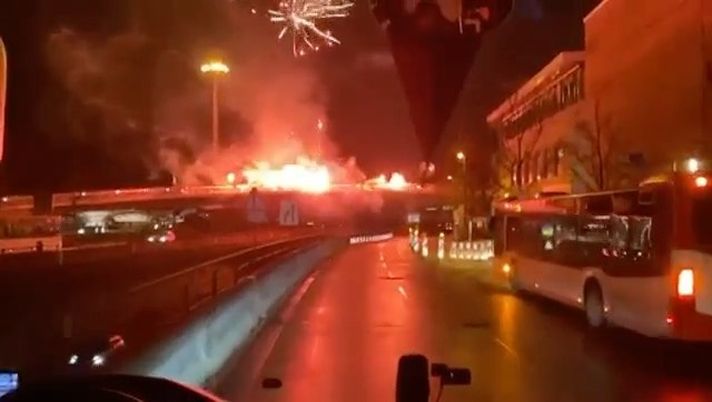 Ecco i tifosi del Bayer Leverkusen al passaggio in pullman dei giocatori nell'immediata vigilia del derby di Colonia... Ecco i tifosi del Bayer Leverkusen al passaggio in pullman dei giocatori nell'immediata vigilia del derby di Colonia...