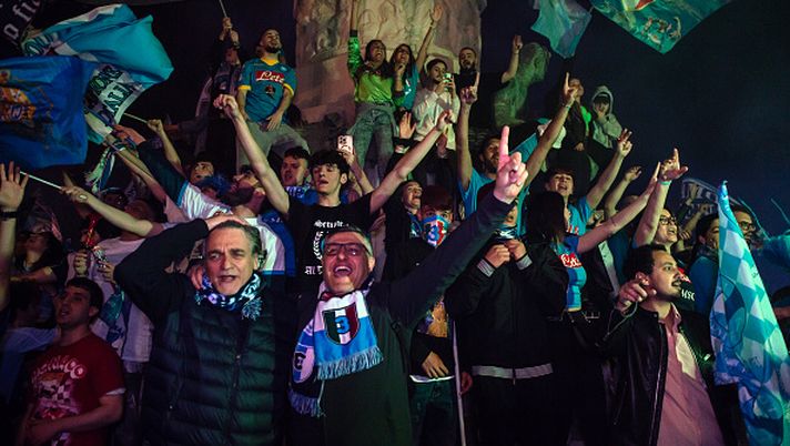 NAPLES, ITALY - MAY 04: Napoli fans celebrate after winning the Serie A championship on May 04, 2023 in Naples, Italy. SSC Napoli are Champions of Italy after thirty three years; the last time they obtained the trophy, Diego Armando Maradona led the team. The victory of the third Scudetto comes for the team coached by Luciano Spalletti, obtaining 1 point away at the Friuli stadium against Udinese. (Photo by Ivan Romano/Getty Images) Tutti in piedi, Napule (tr)è - immagine 1
