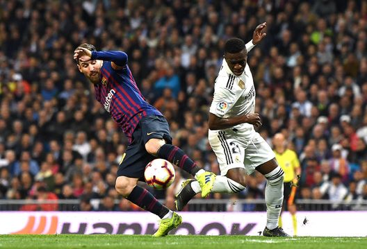 MADRID, SPAIN - MARCH 02: Lionel Messi of Barcelona and Vinicius Junior of Real Madrid in action during the La Liga match between Real Madrid CF and FC Barcelona at Estadio Santiago Bernabeu on March 02, 2019 in Madrid, Spain. (Photo by David Ramos/Getty Images) Vinicius, meglio e più vincente di Messi dopo le prime quattro stagioni da professionista - immagine 1