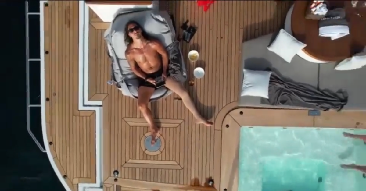 Ibrahimovic, un re in mezzo al mare: relax sul suo yacht | VIDEO