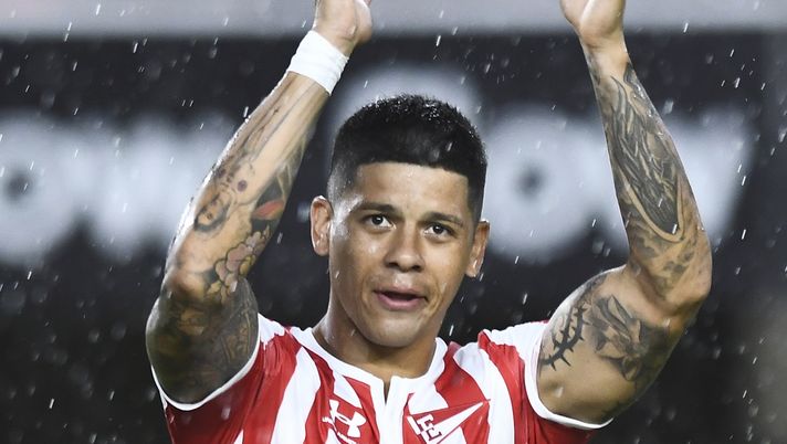 LA PLATA, ARGENTINA - FEBRUARY 17: Marcos Rojo of Estudiantes waves the fans during a match between Estudiantes and Defensa y Justicia as part of Superliga 2019/20 at Jorge Luis Hirschi Stadium on February 17, 2020 in La Plata, Argentina. (Photo by Rodrigo Valle/Getty Images) 