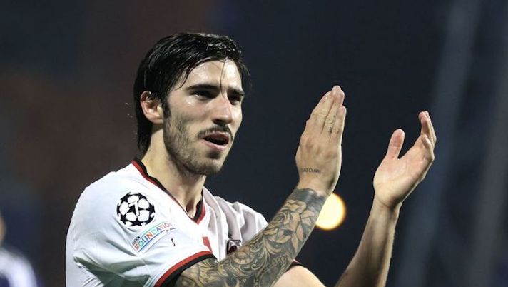 AC Milan's Italian midfielder Sandro Tonali celebrates after winning the UEFA Champions League Group E football match between Dinamo Zagreb and AC Milan at the Maksimir Stadium in Zagreb on October 25, 2022. (Photo by Damir SENCAR / AFP) (Photo by DAMIR SENCAR/AFP via Getty Images) Milan, buone notizie per Tonali. Gli aggiornamenti di oggi su Tomori e Bennacer - immagine 1