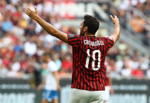 Milan, si avvicina il rinnovo di Calhanoglu: il turco è pronto ad accettare l’offerta dei rossoneri Milan, si avvicina il rinnovo di Calhanoglu: il turco è pronto ad accettare l’offerta dei rossoneri